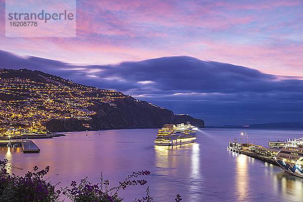 Kreuzfahrtschiff läuft bei Sonnenaufgang in den Hafen von Funchal ein  Funchal  Madeira  Portugal  Atlantik  Europa