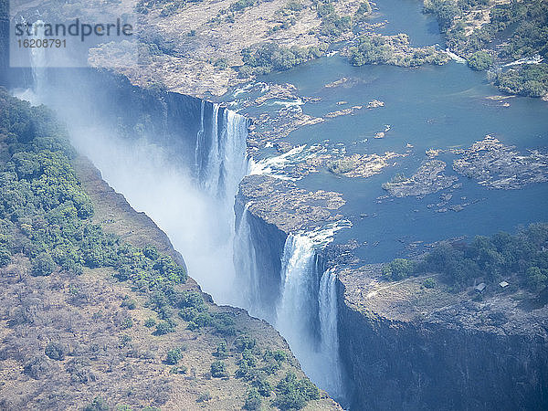 Luftaufnahme der Viktoriafälle am Sambesi  UNESCO-Weltkulturerbe  an der Grenze zwischen Sambia und Simbabwe  Afrika