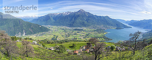 Panoramablick auf den Comer See und den Alto Lario vom ländlichen Dorf Bugiallo aus  Provinz Como  Lombardei  Italienische Seen  Italien  Europa