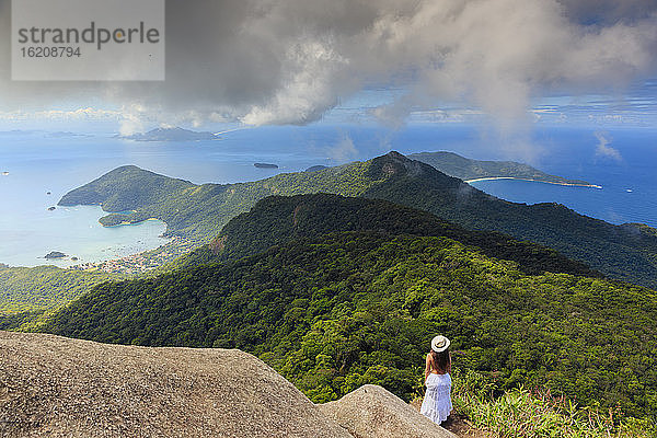 Ilha Grande Insel von Papagaio Peak (Pico do Papagaio)  Ilha Grande  Grüne Küste (Costa Verde)  Brasilien  Südamerika