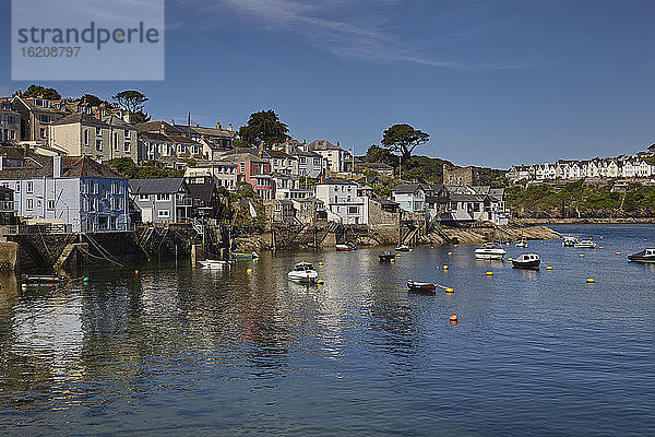 Das Flussdorf Polruan an der Mündung des Flusses Fowey in der Nähe der Stadt Fowey  Süd-Cornwall  England  Vereinigtes Königreich  Europa