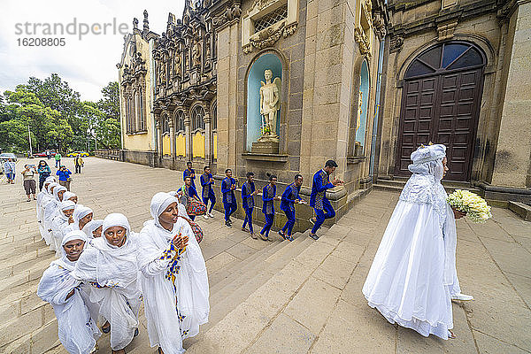 Männer und Frauen in traditioneller Kleidung während einer religiösen Feier  Kathedrale der Heiligen Dreifaltigkeit  Addis Abeba  Äthiopien  Afrika