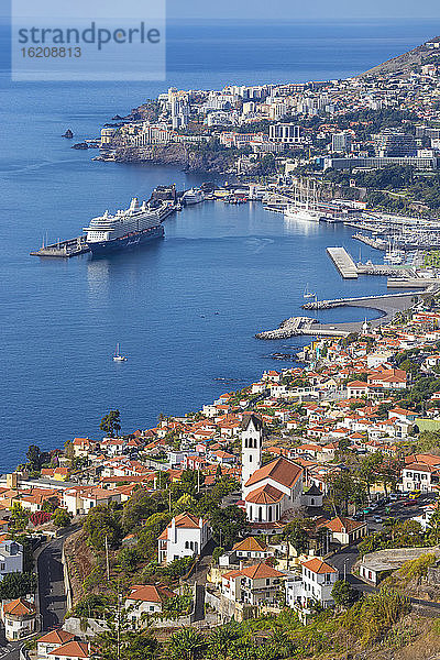 Ansicht der Kirche und des Hafens von Sao Goncalo  Funchal  Madeira  Portugal  Atlantik  Europa