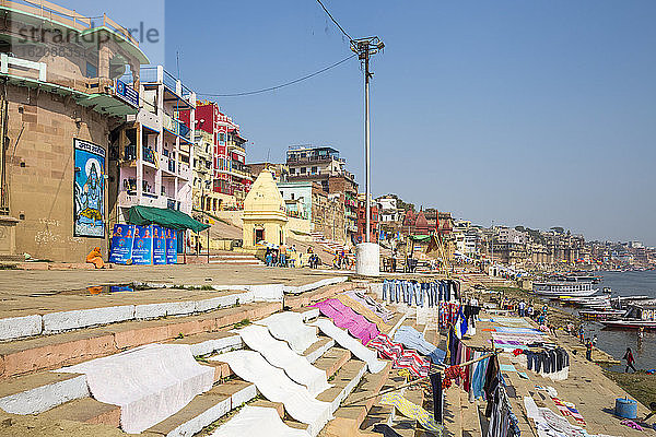 Blick auf Varanasi und den Ganges  Varanasi  Uttar Pradesh  Indien  Asien