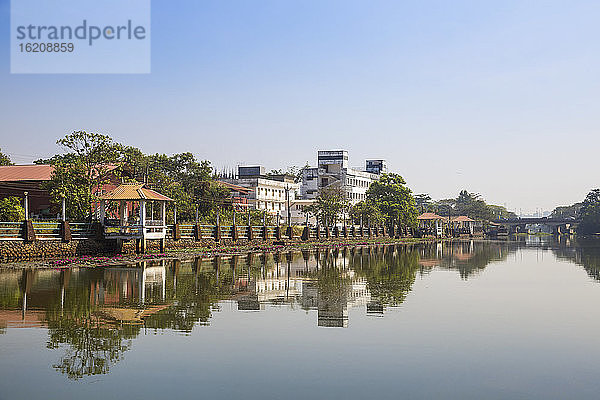 Blick auf den Fährhafen von Kuttanad  Backwaters  Alappuzha (Alleppey)  Kerala  Indien  Asien