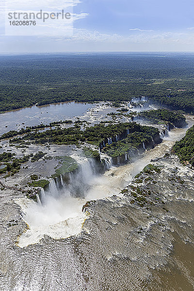 Luftaufnahme des Teufelskehlchens und des Iguassu-Flusses  Iguazu-Fälle  UNESCO-Weltkulturerbe  Parana  Brasilien  Südamerika