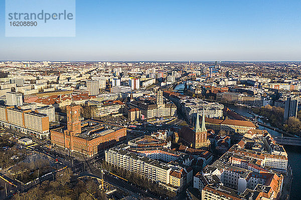 Ansicht des Roten Rathauses und des Nikolaiviertels in Berlin Mitte  Berlin  Deutschland  Europa