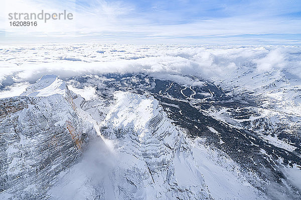 Monte Pelmo im Winter von einem Wolkenmeer umgeben  Luftaufnahme  Dolomiten  Provinz Belluno  Venetien  Italien  Europa