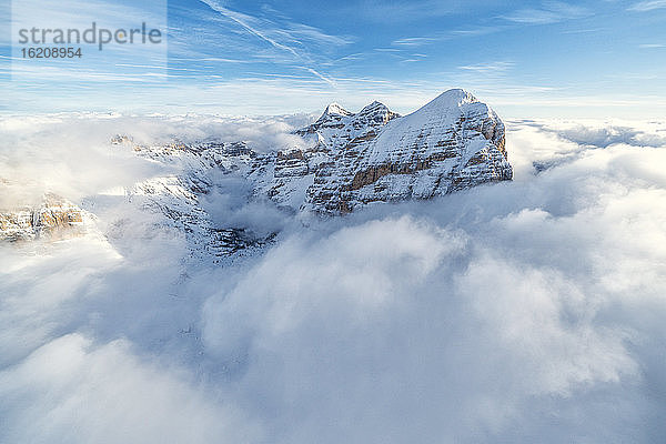 Luftaufnahme der schneebedeckten Tofane-Gruppe in einem Wolkenmeer  Dolomiten  Provinz Belluno  Venetien  Italien  Europa