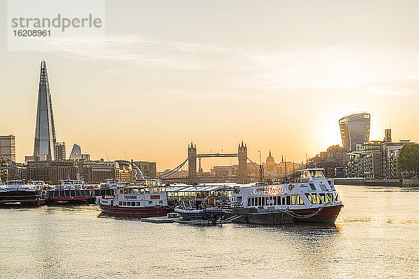 Stadtbild  Scherbe  Tower Bridge und Themse  London  England  Vereinigtes Königreich  Europa