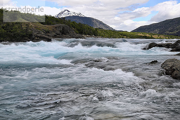 Zusammenfluss des blauen Baker-Flusses und des grauen Neff-Flusses  panamerikanisch zwischen Cochrane und Puerto Guadal  Region Aysen  Patagonien  Chile  Südamerika