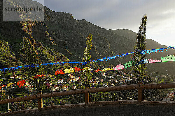 Spanien  La Gomera  Festliche Dekoration am Geländer im oberen Valle Gran Rey