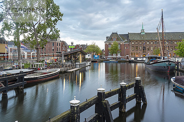 Niederlande  Südholland  Leiden  Boote im alten Hafen von Galgewater vertäut