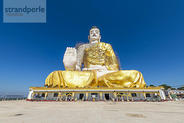 Myanmar  Mon-Staat  Riesiger sitzender Buddha unterhalb der Kyaiktiyo-Pagode
