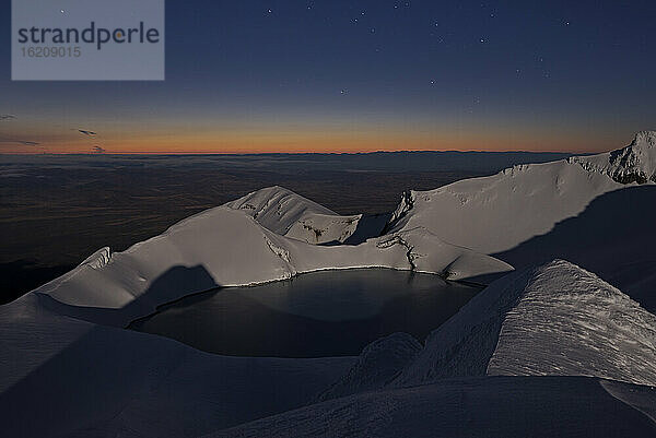 Neuseeland  Blick auf den Ruapehu-Vulkan in der Abenddämmerung