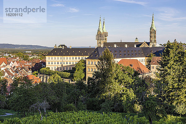 Deutschland  Bayern  Bamberg  Bamberger Dom und umliegende Altstadtgebäude in der Abenddämmerung
