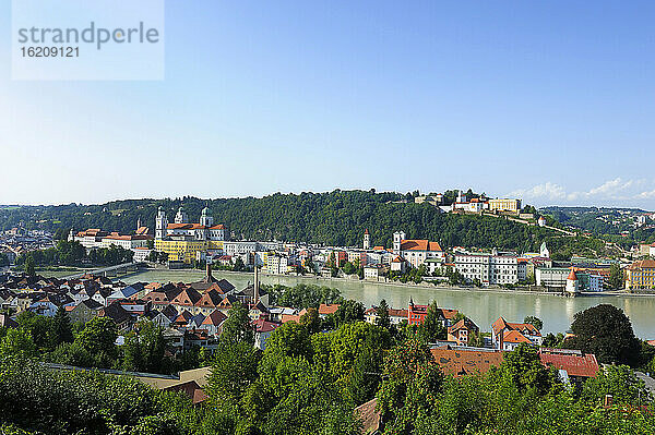 Deutschland  Bayern  Ansicht von Passau mit Stephansdom und Inn