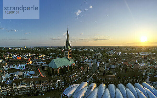 Deutschland  Schleswig-Holstein  Lübeck  Luftaufnahme der Altstadt bei Sonnenuntergang