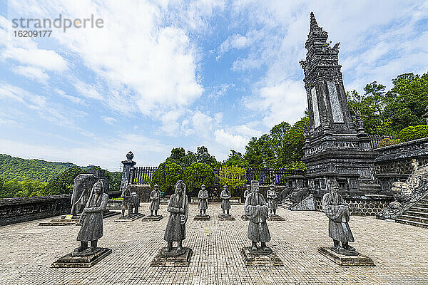 Vietnam  Hue  Statuen von Mandarin-Soldaten vor dem Khai Dinh Mausoleum