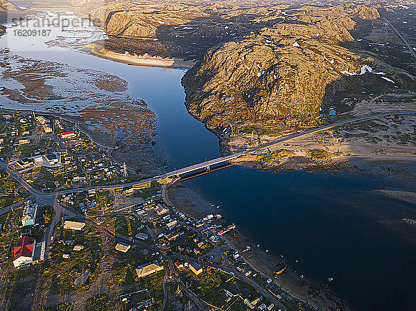 Russland  Gebiet Murmansk  Teriberka  Luftaufnahme eines Dorfes an der Küste der Barentssee