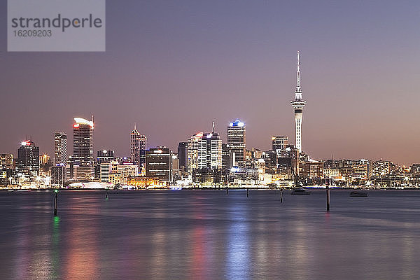 Neuseeland  Auckland  Blick auf die Stadt bei Sonnenuntergang