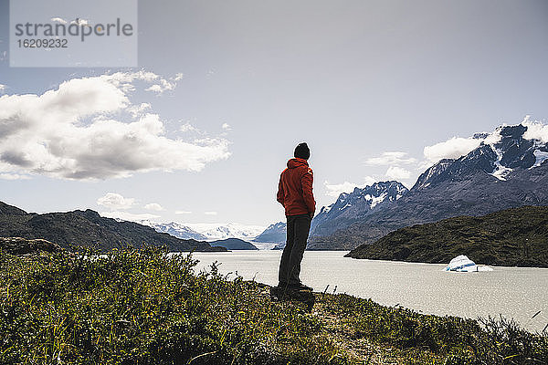 Mann steht und bewundert den Blick auf den Grey Glacier im Torres Del Paine National Park  Patagonien  Chile  Südamerika