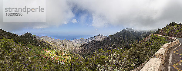 Spanien  Blick auf eine kurvenreiche Straße in der Nähe des Anaga-Gebirges