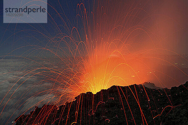 Guatemala  Vulkan Fuego  Blick gegen Vulkan Acatenango