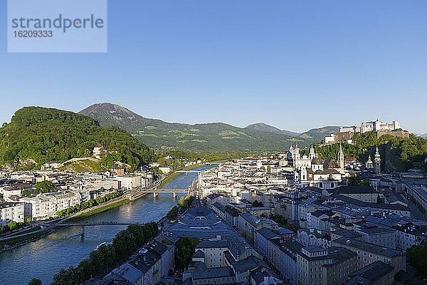 Österreich  Salzburg  Blick auf Kapuzinerberg und Burg Hohensalzburg an der Salzach
