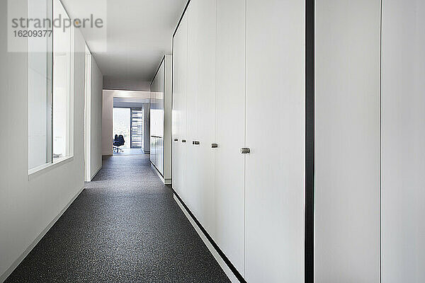 Deutschland  Nordrhein-Westfalen  Köln  Korridor des modernen Büros