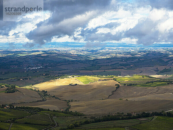 Italien  Blick auf die Toskana von Montalcino aus