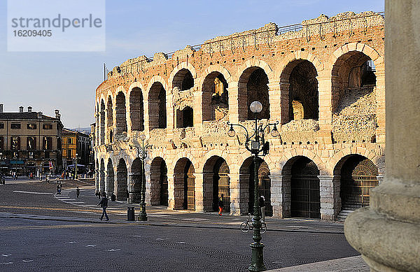 Italien  Blick auf die Arena von Verona an der Piazza Bra