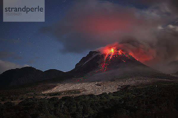 Montserrat  Karibik  Lava fließt aus dem Vulkan Soufriere Hills