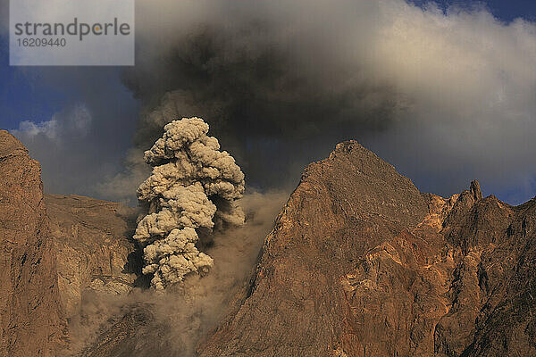Indonesien  Blick von der Vulkaninsel Batu Tara auf den Ausbruch des Vulkans