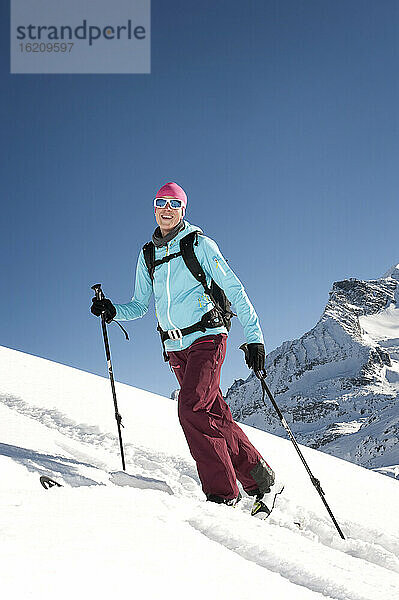 Österreich  Frau beim Skifahren am Berg im Salzburger Land