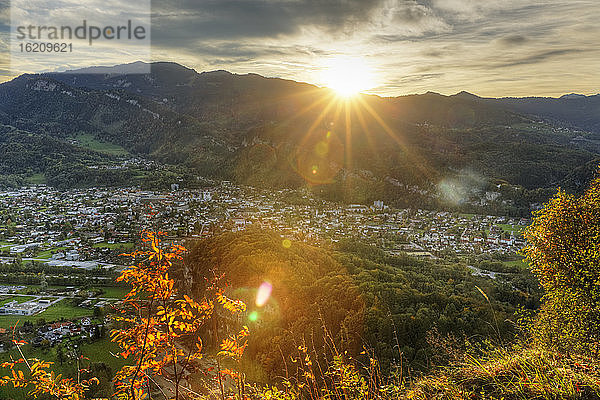 Österreich  Vorarlberg  Sonnenaufgang in Gotzis und Kummenberg