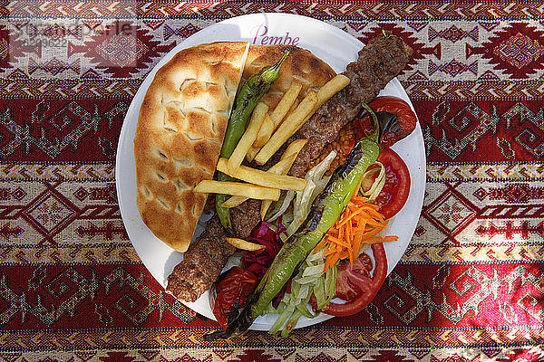 Türkei  Istanbul  Kebab mit Gemüse im Teller