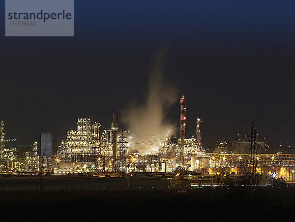 Spanien  Tarragona  Ölraffinerie bei Nacht