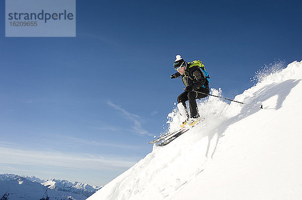 Österreich  Mann beim Skifahren am Berg im Alpbachtal