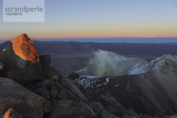 Bolivien  Blick auf den Vulkan Irrupuntucu