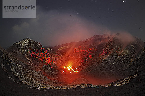 Indonesien  Blick auf die ausbrechende Lava des Vulkans Krakatau