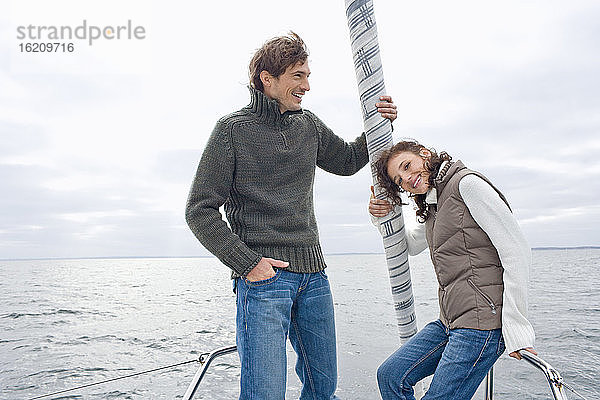 Deutschland  Ostsee  Lübecker Bucht  Junges Paar auf Segelboot  Porträt