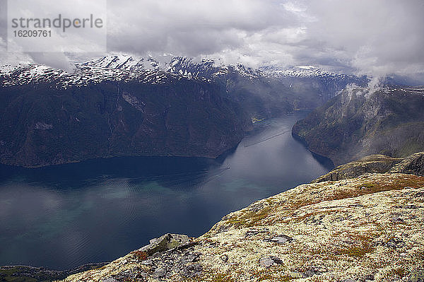 Norwegen  Fjord Norwegen  Aurlandsfjord vom Berg aus gesehen