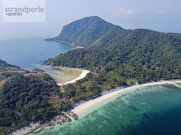 Myanmar  Mergui oder Myeik Archipel  Smart Insel  Küstenlinie und türkisfarbenes Meer  Luftaufnahme