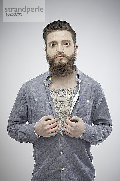 Porträt eines erwachsenen Mannes mit Tätowierungen