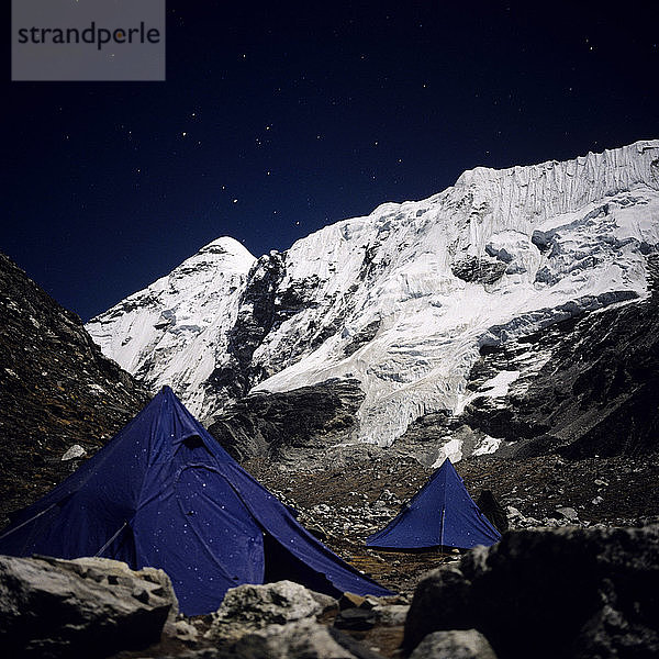 Nepal  Solo Khumbu  Island Peak mit Basislager bei Nacht