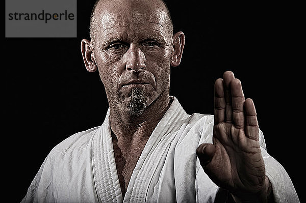 Deutschland  Bayern  Älterer Mann macht Karate  Nahaufnahme