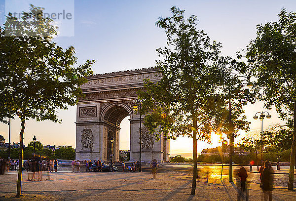 Arc de triomphe gegen klaren Himmel bei Sonnenuntergang  Paris  Frankreich