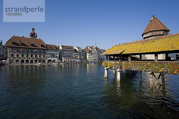 Schweiz  Luzern  Fluss Reuss mit Kapellbrücke und Wasserturm
