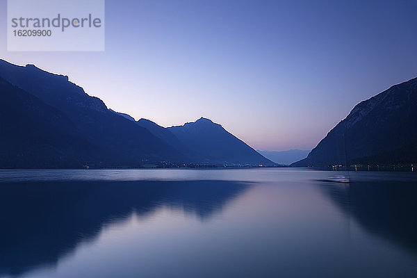 Österreich  Tirol  Blick auf den Achensee in der Morgendämmerung